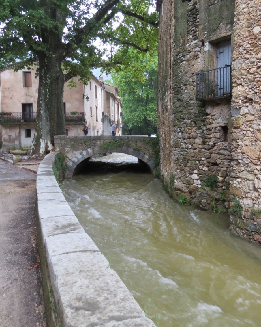 Rising water in town's riverbed